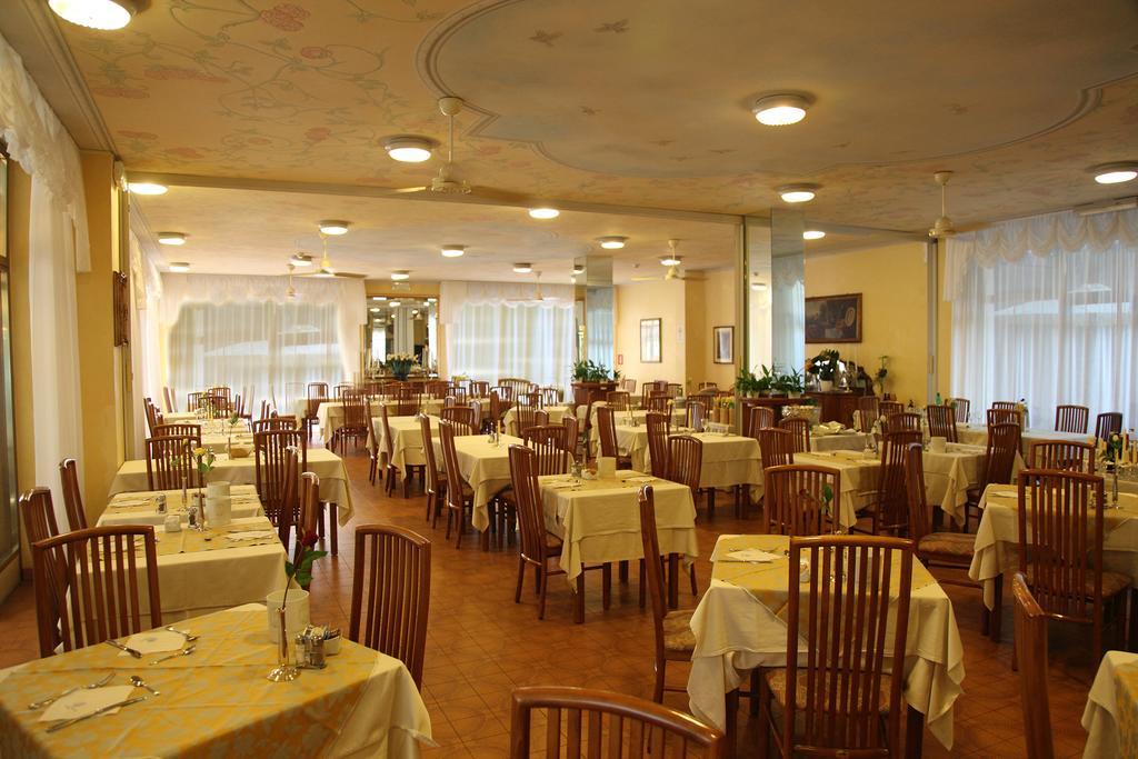 Hotel Diana Градо Экстерьер фото