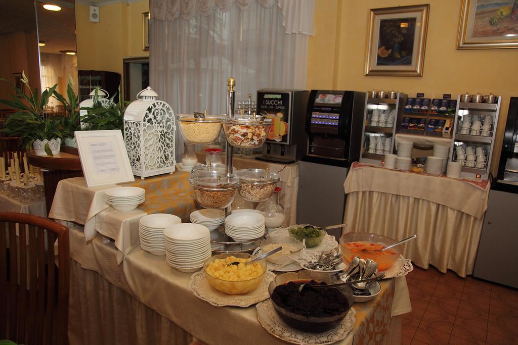 Hotel Diana Градо Экстерьер фото