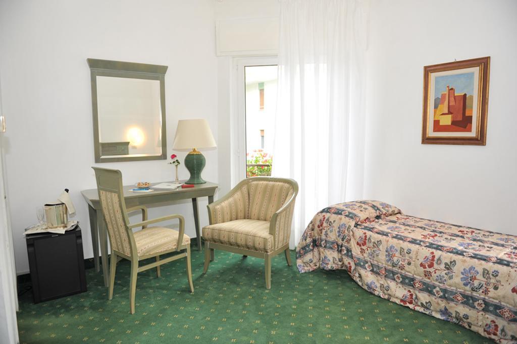 Hotel Diana Градо Экстерьер фото